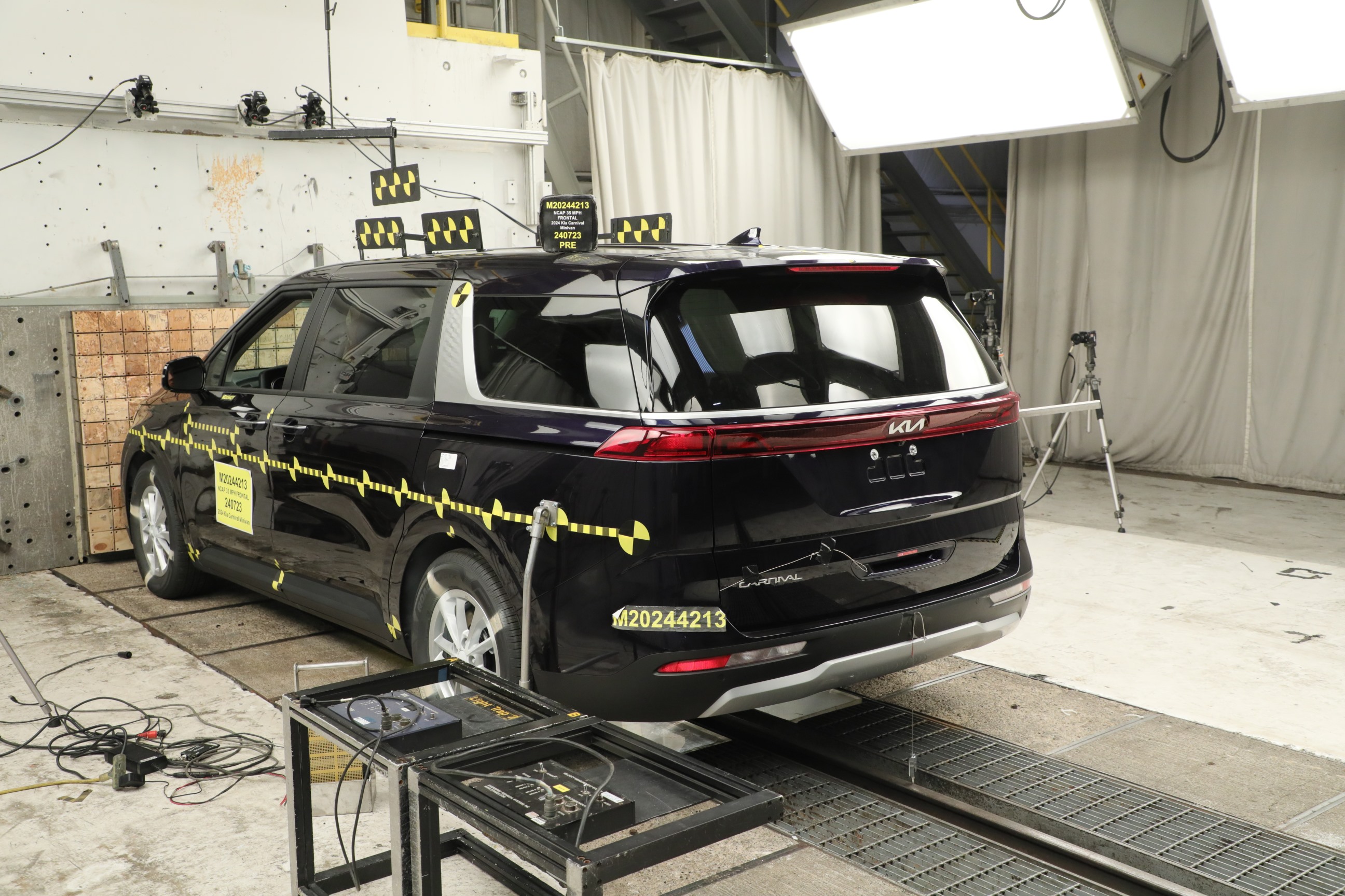 2024 KIA CARNIVAL crash image 16