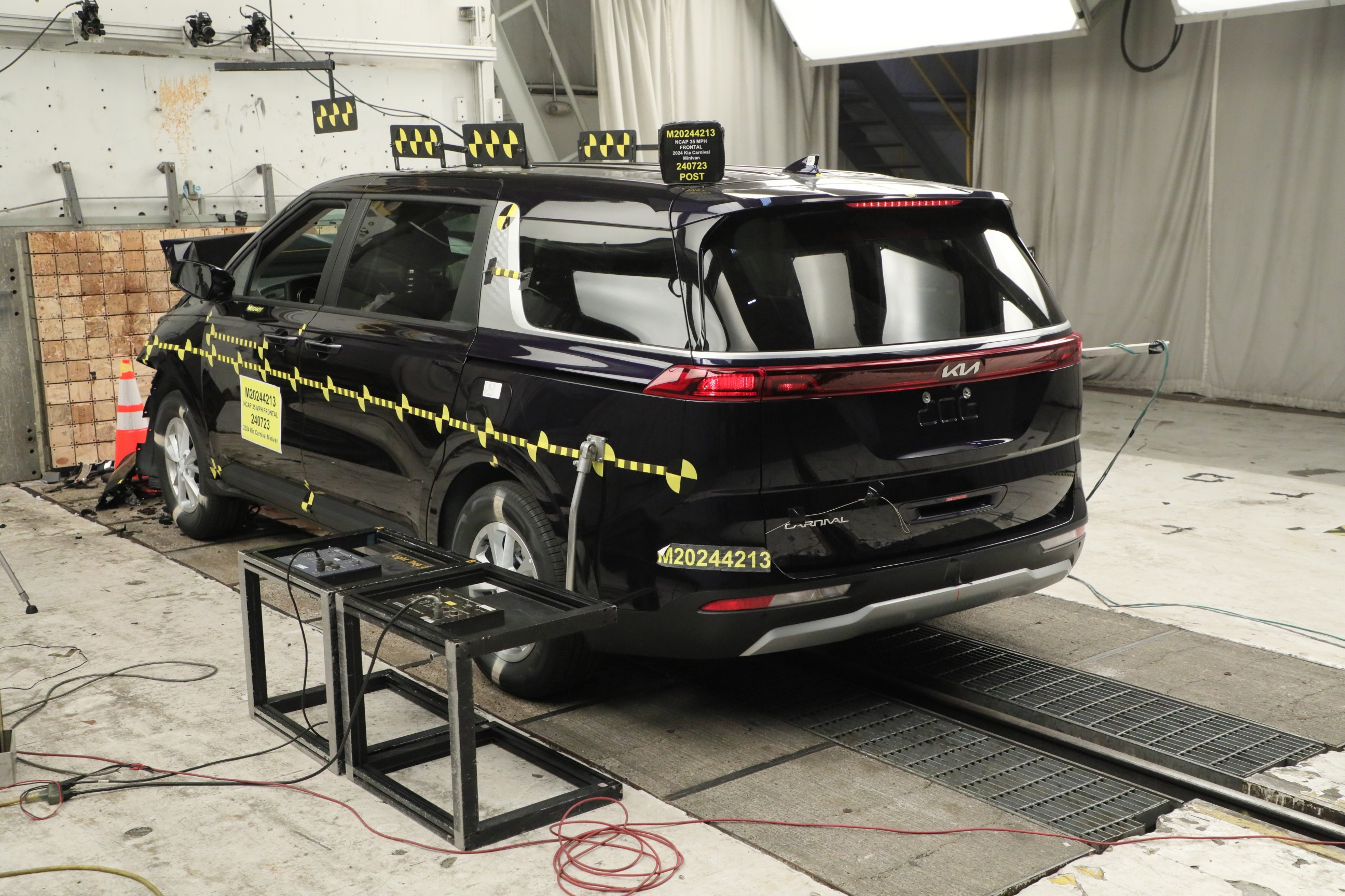 2024 KIA CARNIVAL crash image 17