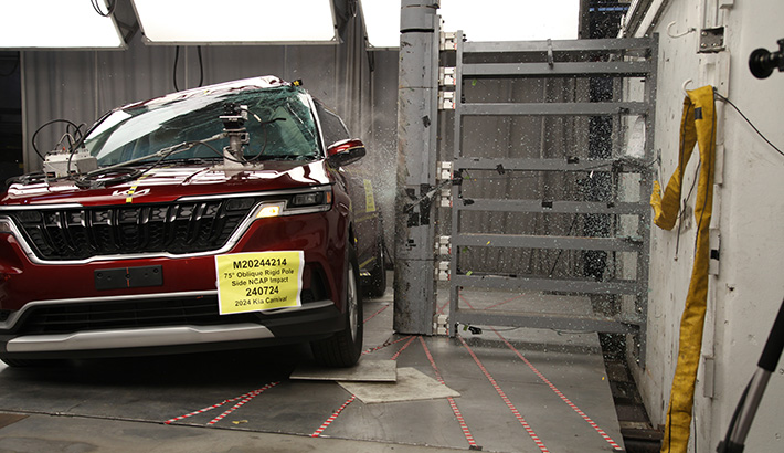 2024 KIA CARNIVAL crash image