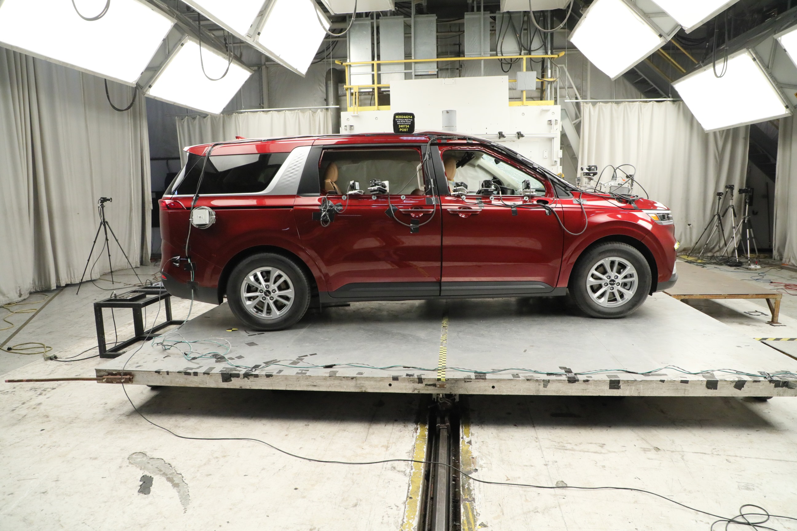 2024 KIA CARNIVAL crash image 14