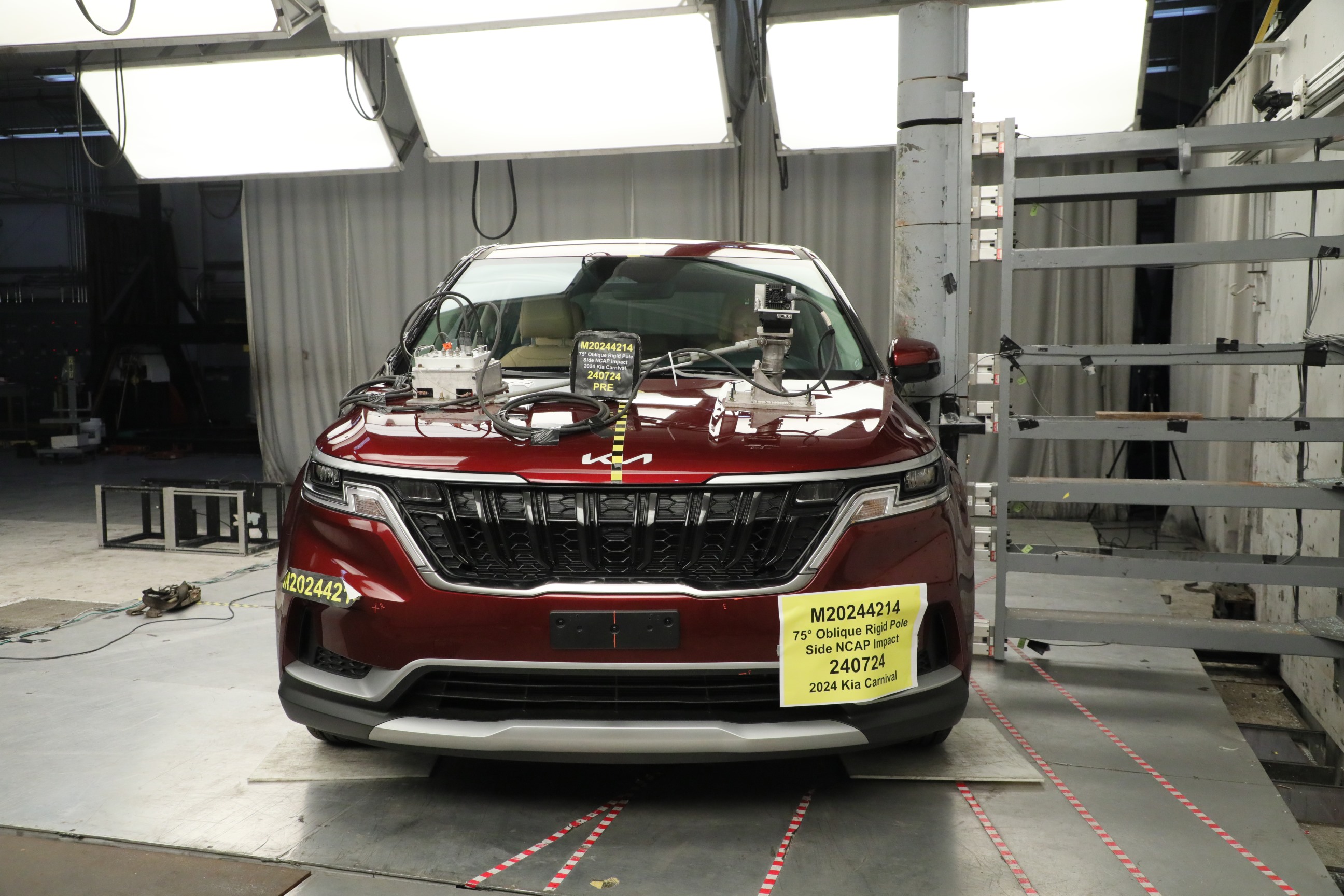 2024 KIA CARNIVAL crash image 3