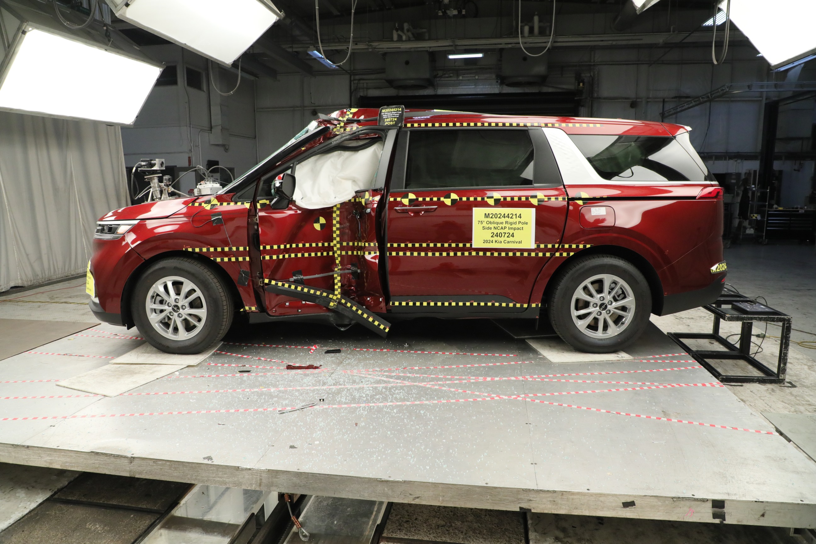 2024 KIA CARNIVAL crash image 8