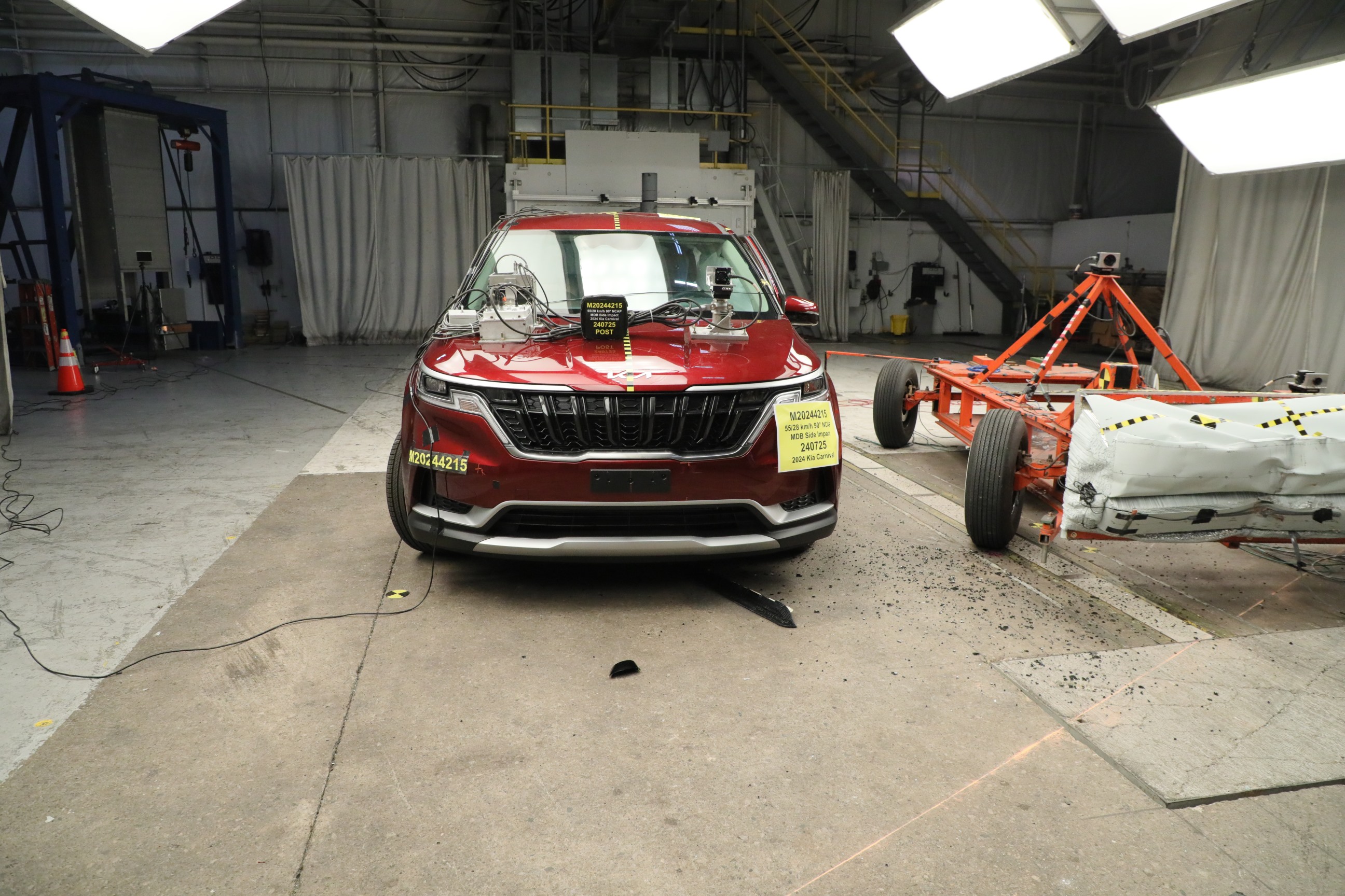 2024 KIA CARNIVAL crash image 4