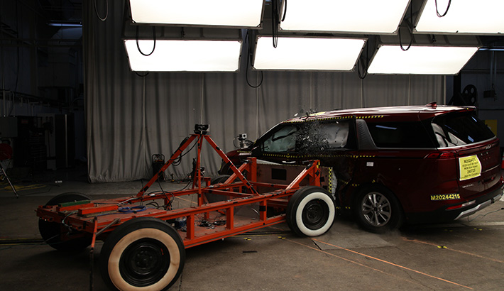 2024 KIA CARNIVAL crash image 9