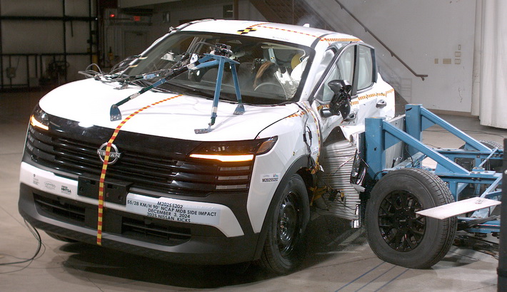 2025 NISSAN KICKS crash-test photo