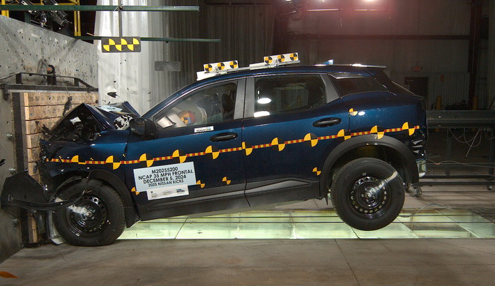 2025 NISSAN KICKS crash image