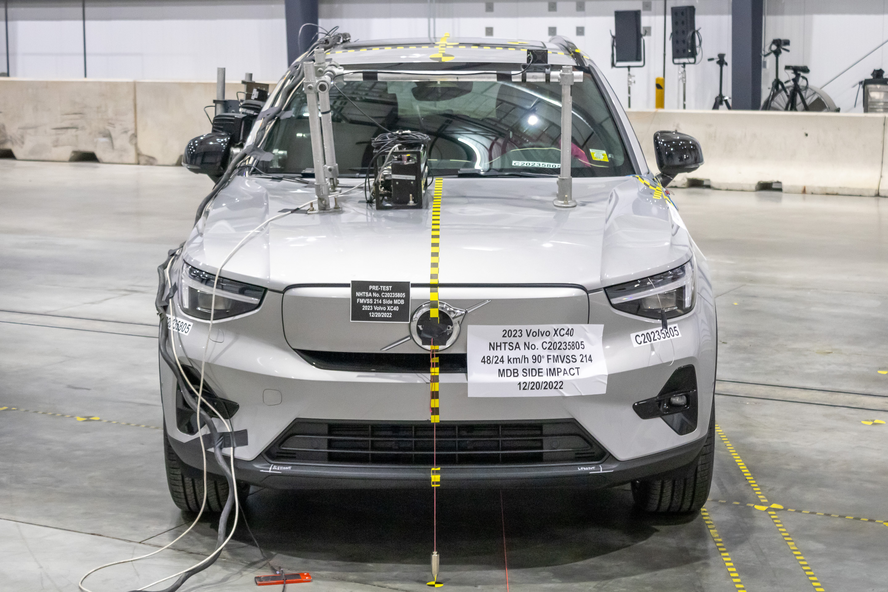 2023 VOLVO XC40 crash image