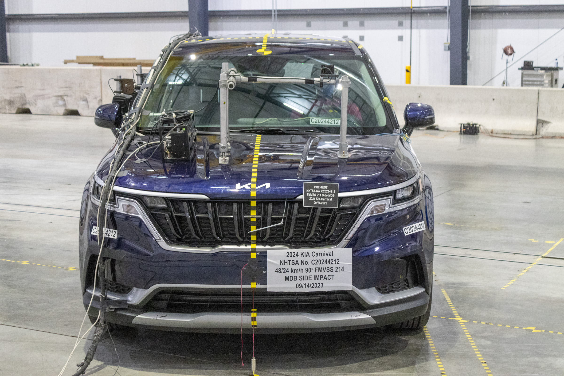 2024 KIA CARNIVAL crash image