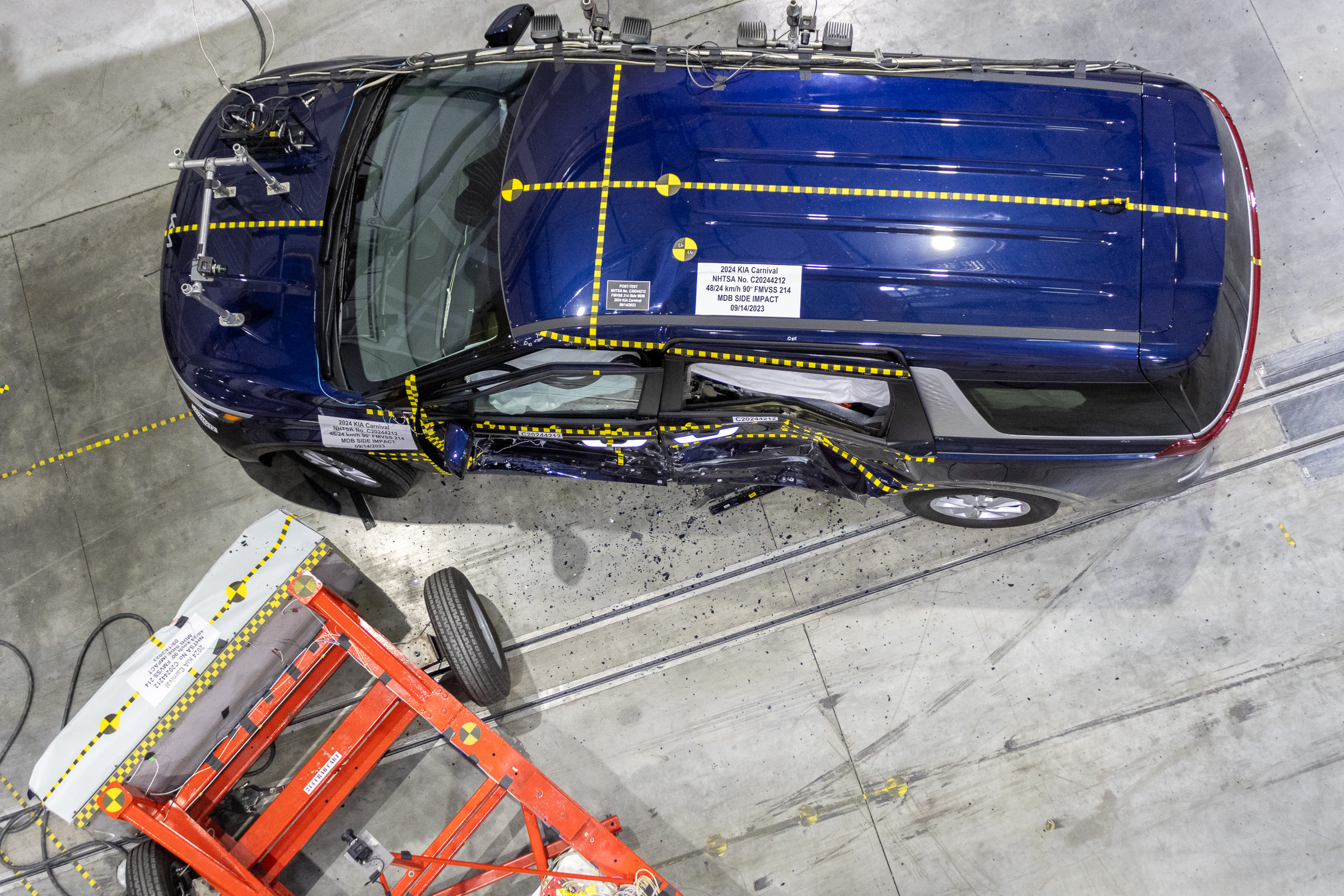 2024 KIA CARNIVAL crash image 16