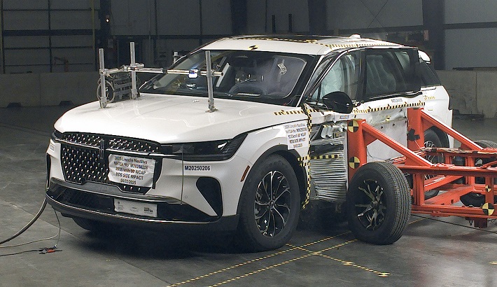 2025 LINCOLN NAUTILUS crash image