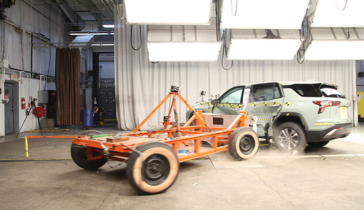 2025 CHEVROLET EQUINOX crash-test photo