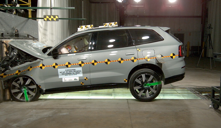 2025 VOLVO EX90 crash image