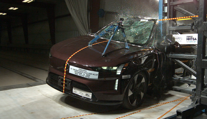 2025 VOLVO EX90 crash test photo
