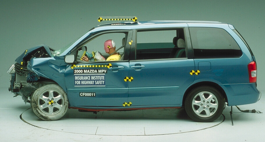 2000 MAZDA MPV crash-test photo