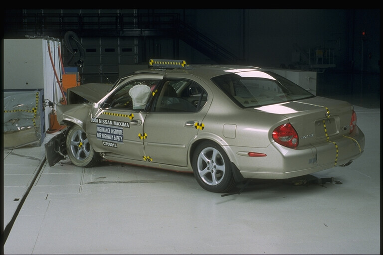 2000 NISSAN MAXIMA crash image 11
