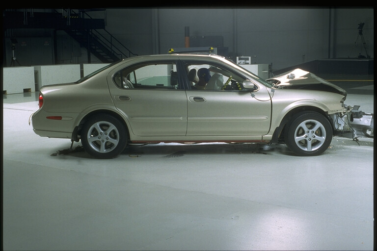 2000 NISSAN MAXIMA crash image 16