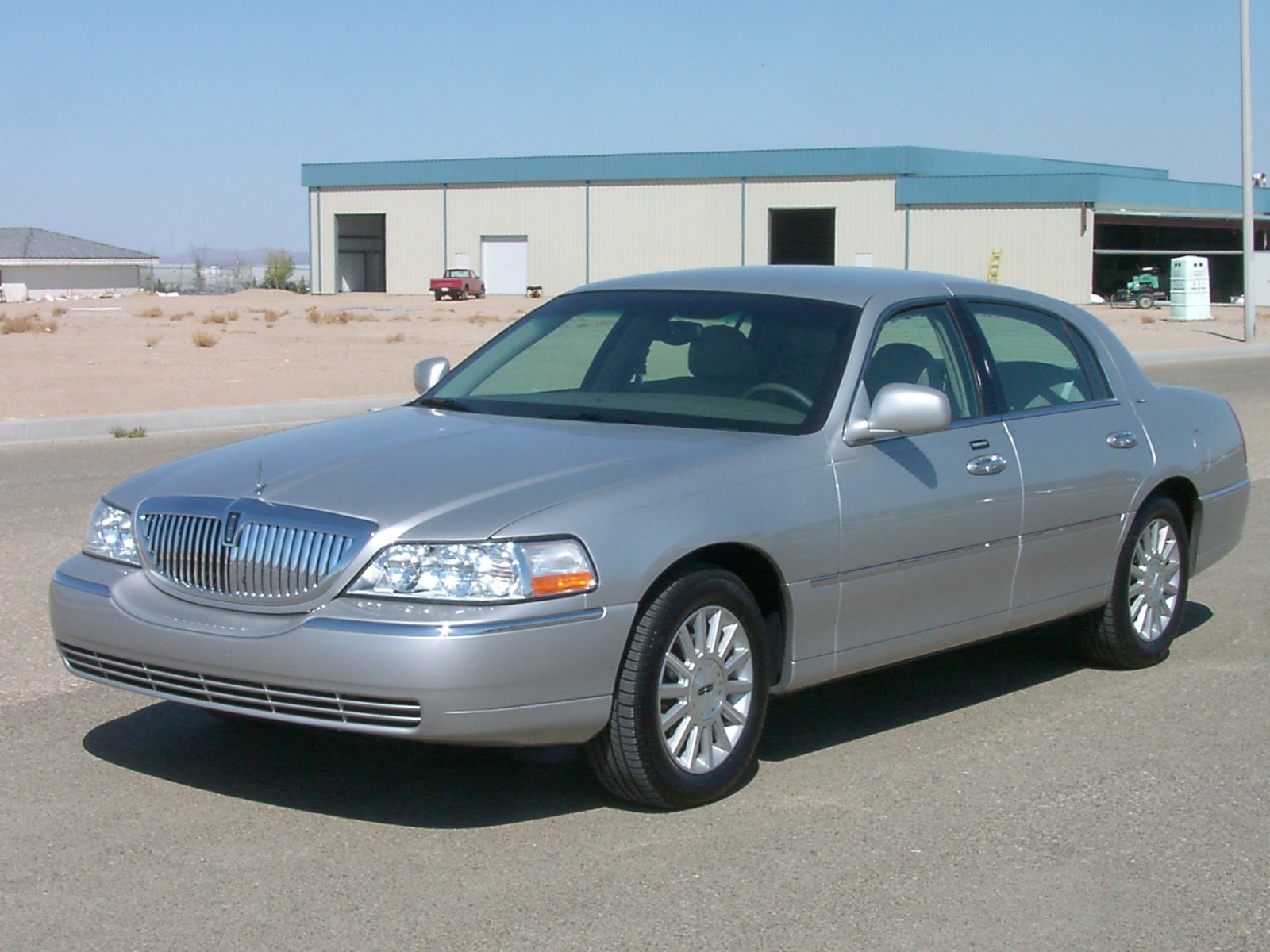 2003 LINCOLN TOWN CAR crash image