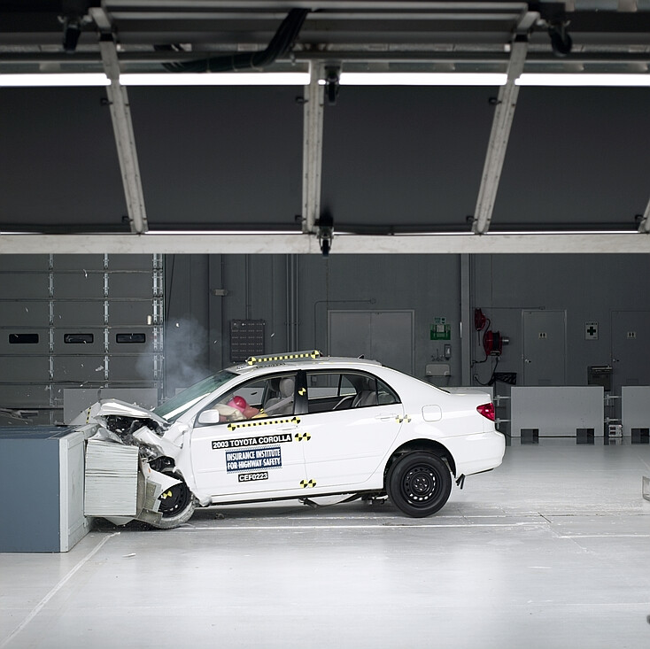 2003 TOYOTA COROLLA crash-test photo