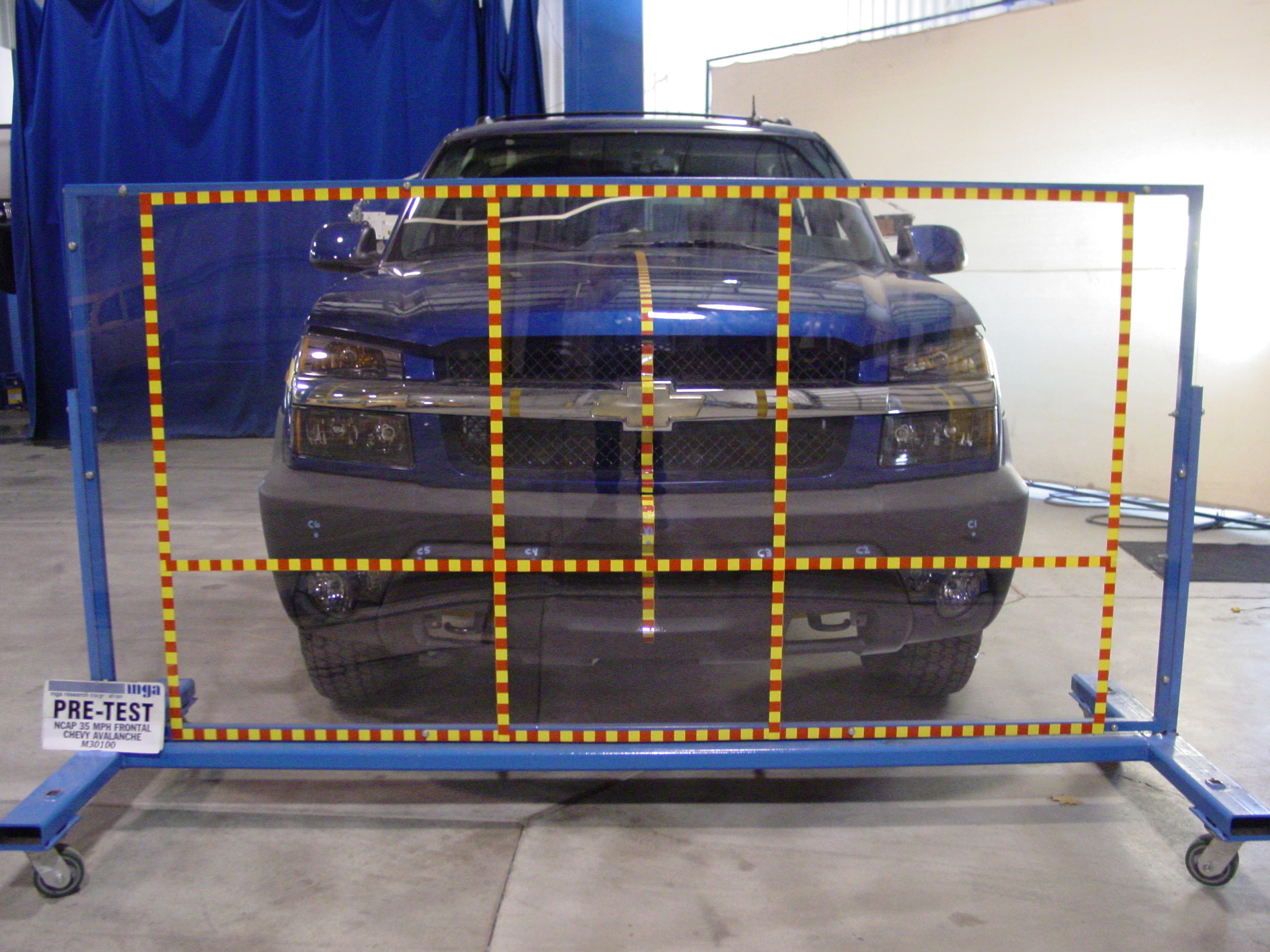 2003 CHEVROLET AVALANCHE crash image