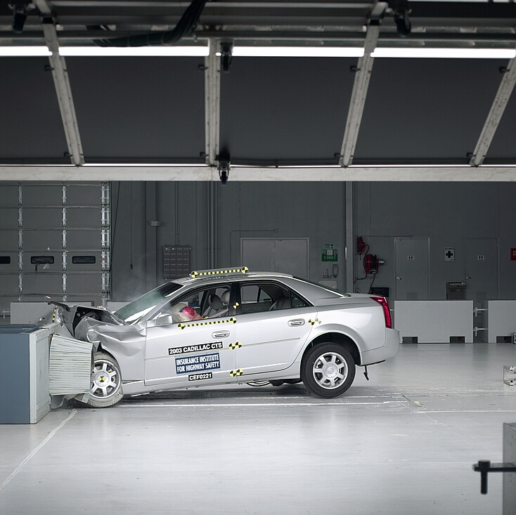 2003 CADILLAC CTS crash-test photo