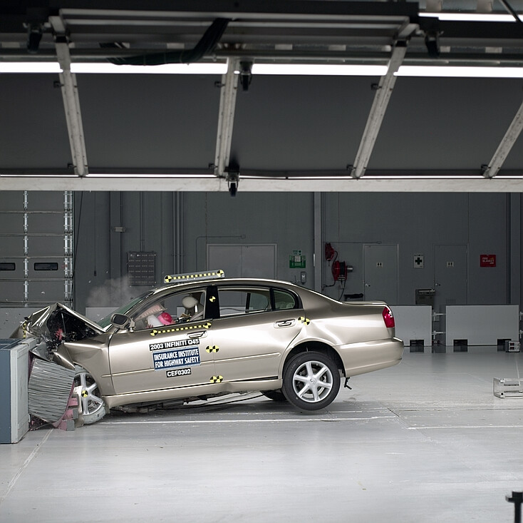 2003 INFINITI Q45 crash-test photo