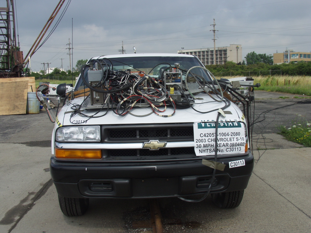 2003 CHEVROLET S-10 crash image 2