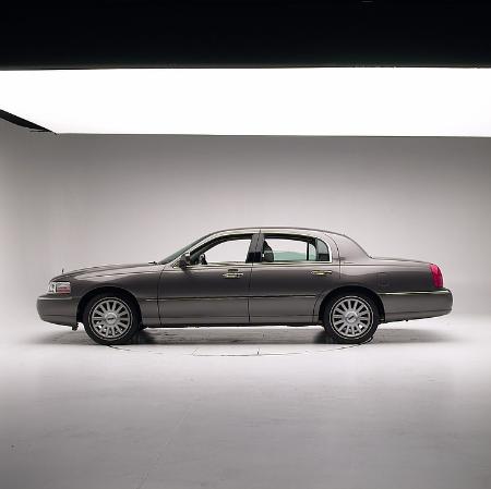 2003 LINCOLN TOWN CAR crash-test photo