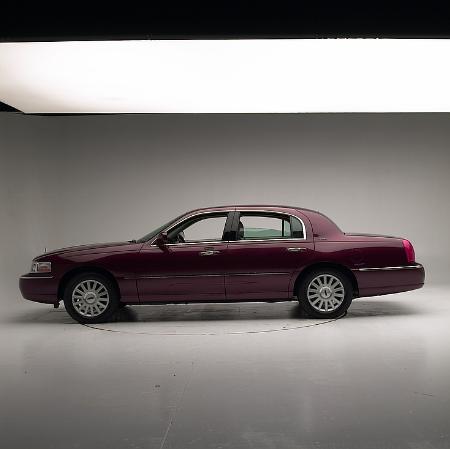 2003 LINCOLN TOWN CAR crash-test photo