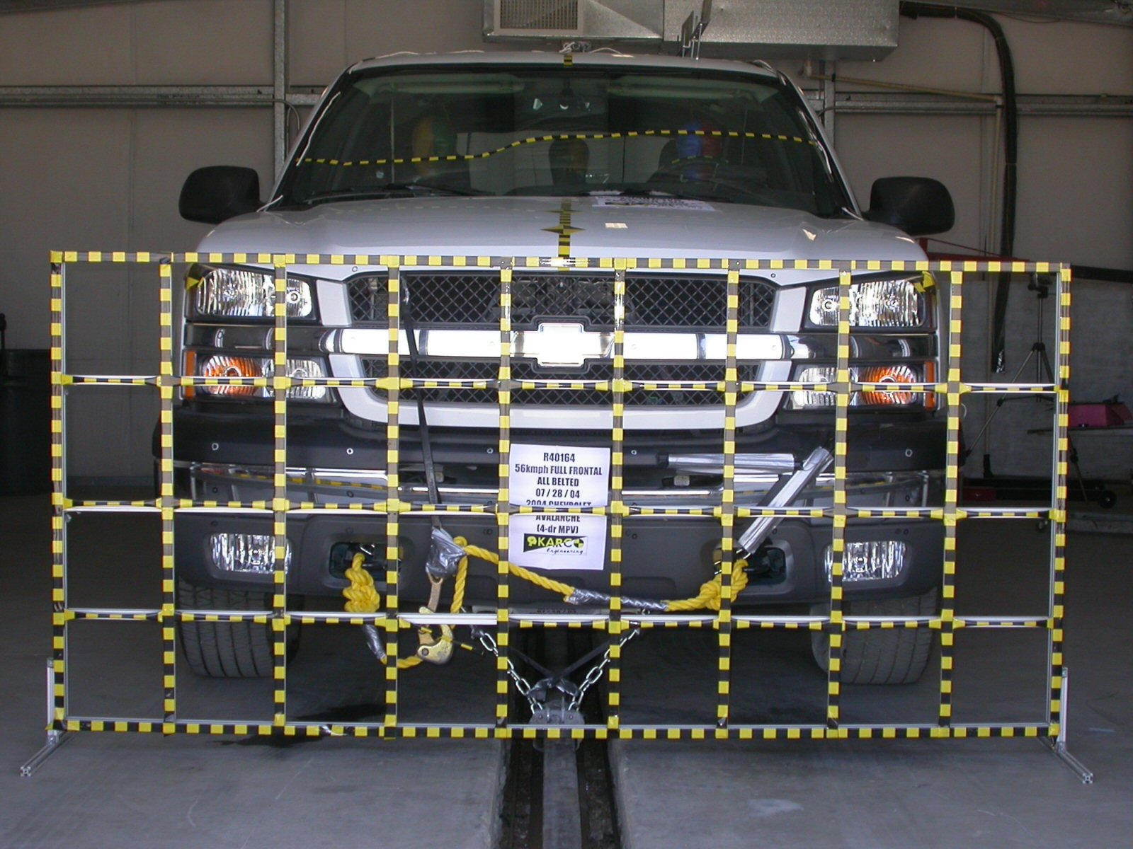 2004 CHEVROLET AVALANCHE crash image