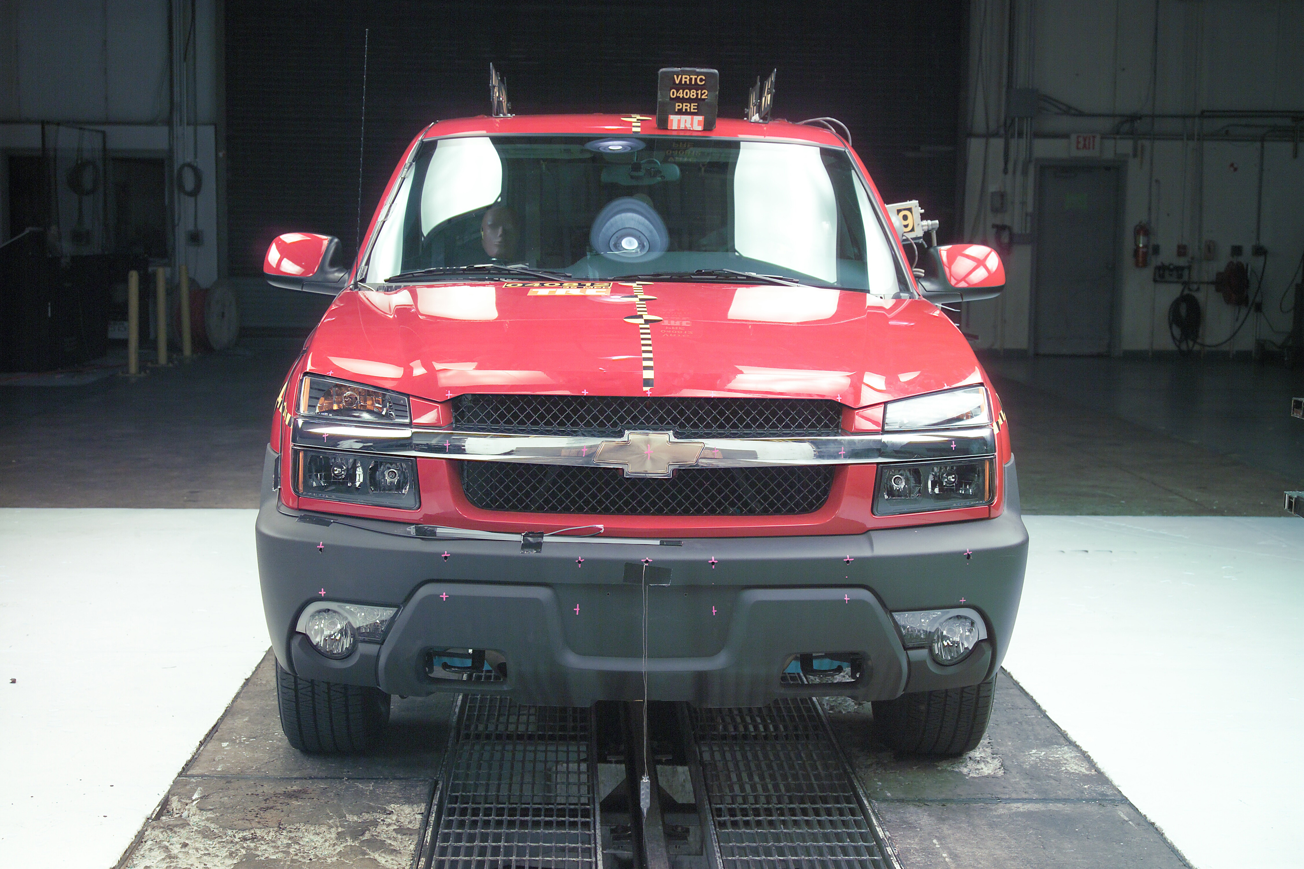 2004 CHEVROLET AVALANCHE crash image