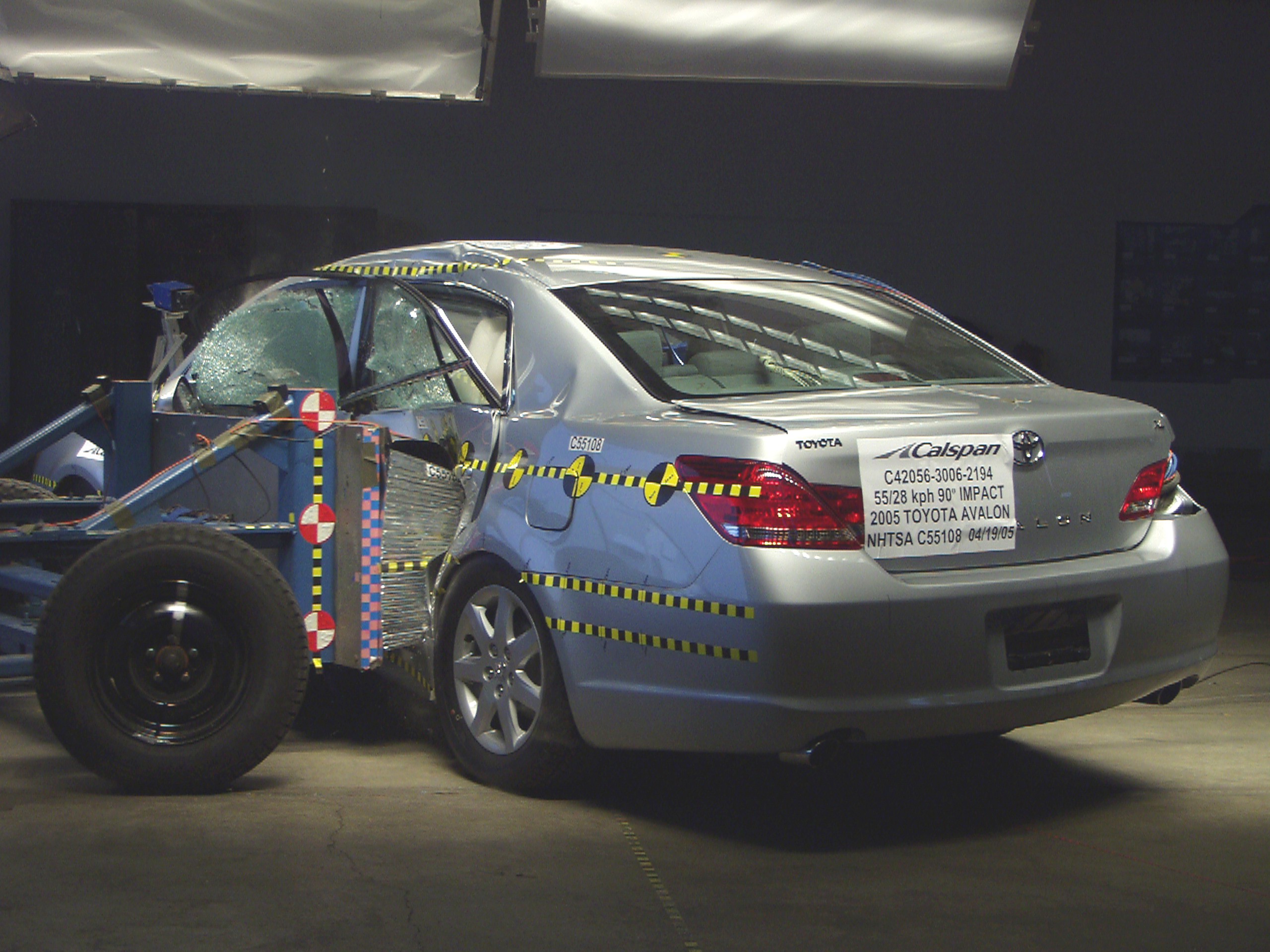 2005 TOYOTA AVALON crash-test photo
