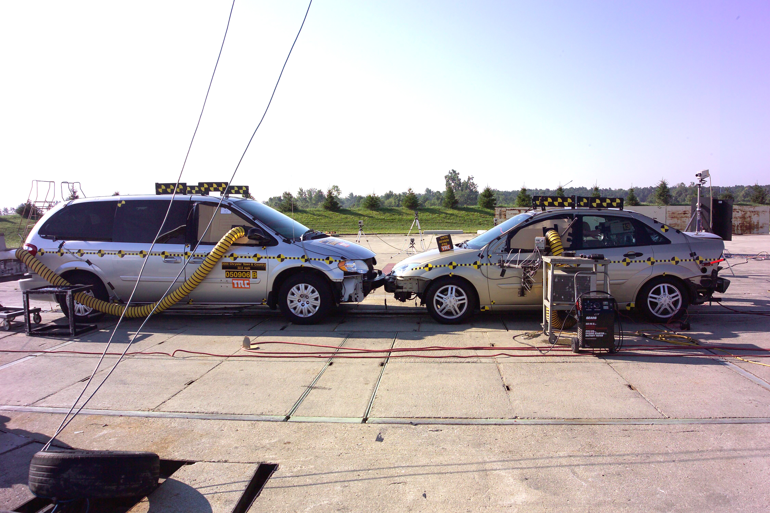 2005 CHRYSLER TOWN AND COUNTRY crash image