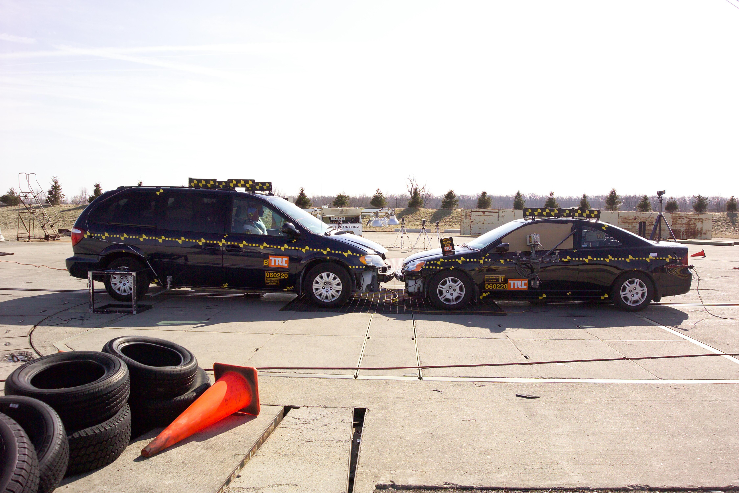 2005 CHRYSLER TOWN AND COUNTRY crash image