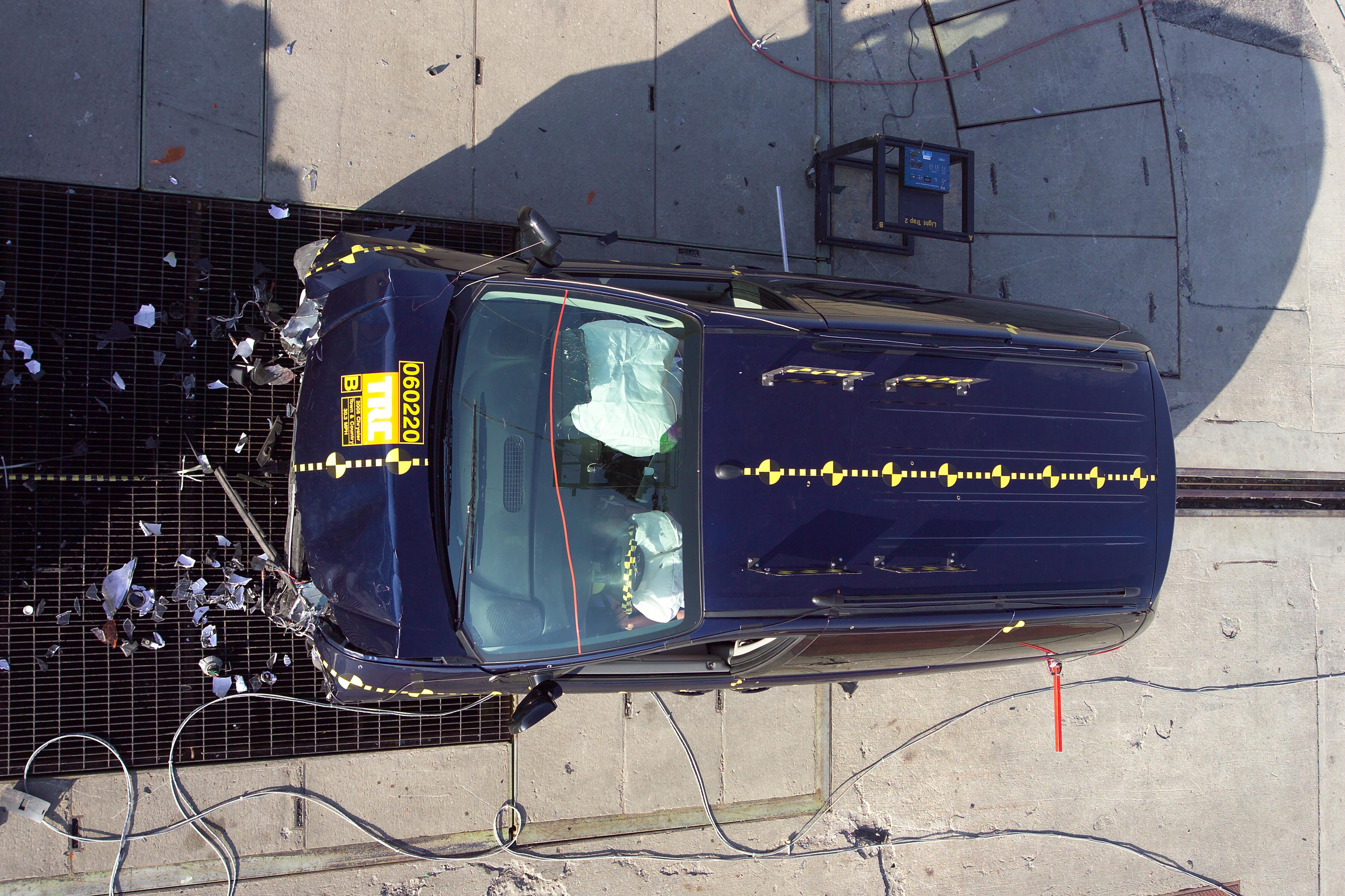 2005 CHRYSLER TOWN AND COUNTRY crash image 13