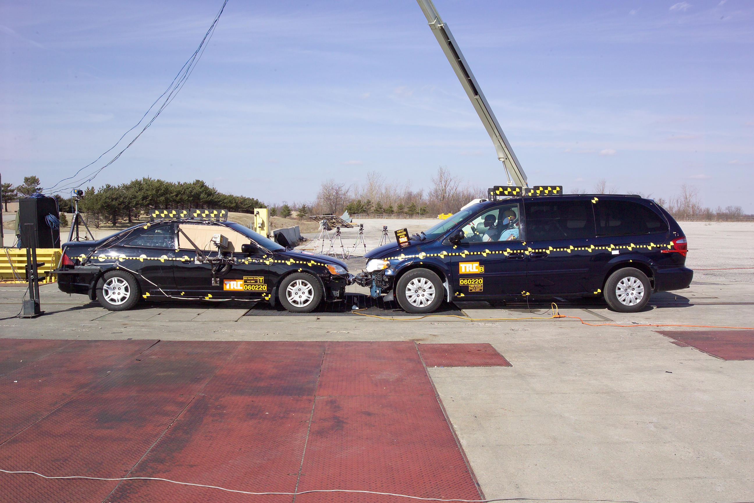 2005 CHRYSLER TOWN AND COUNTRY crash image 2