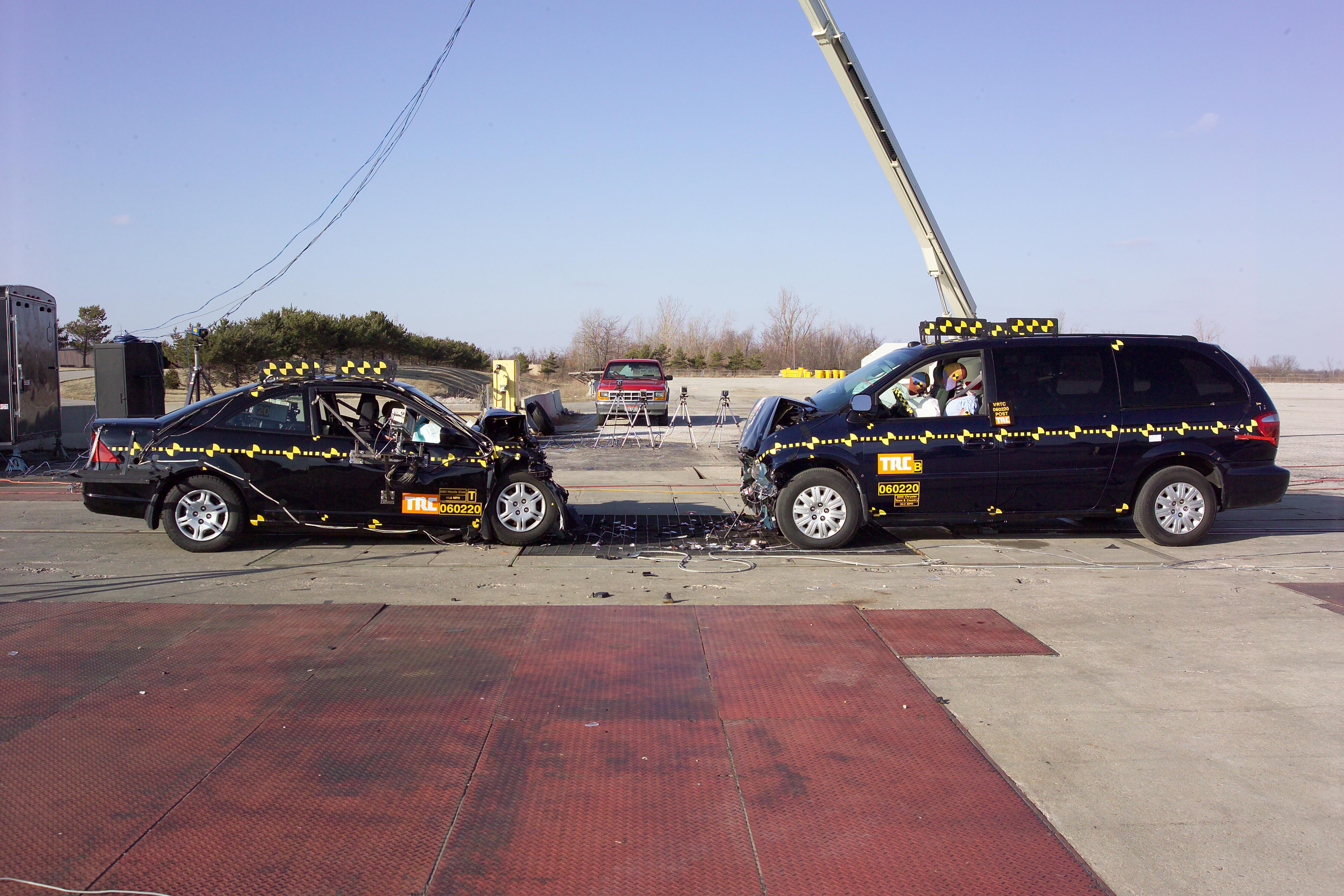 2005 CHRYSLER TOWN AND COUNTRY crash image 3