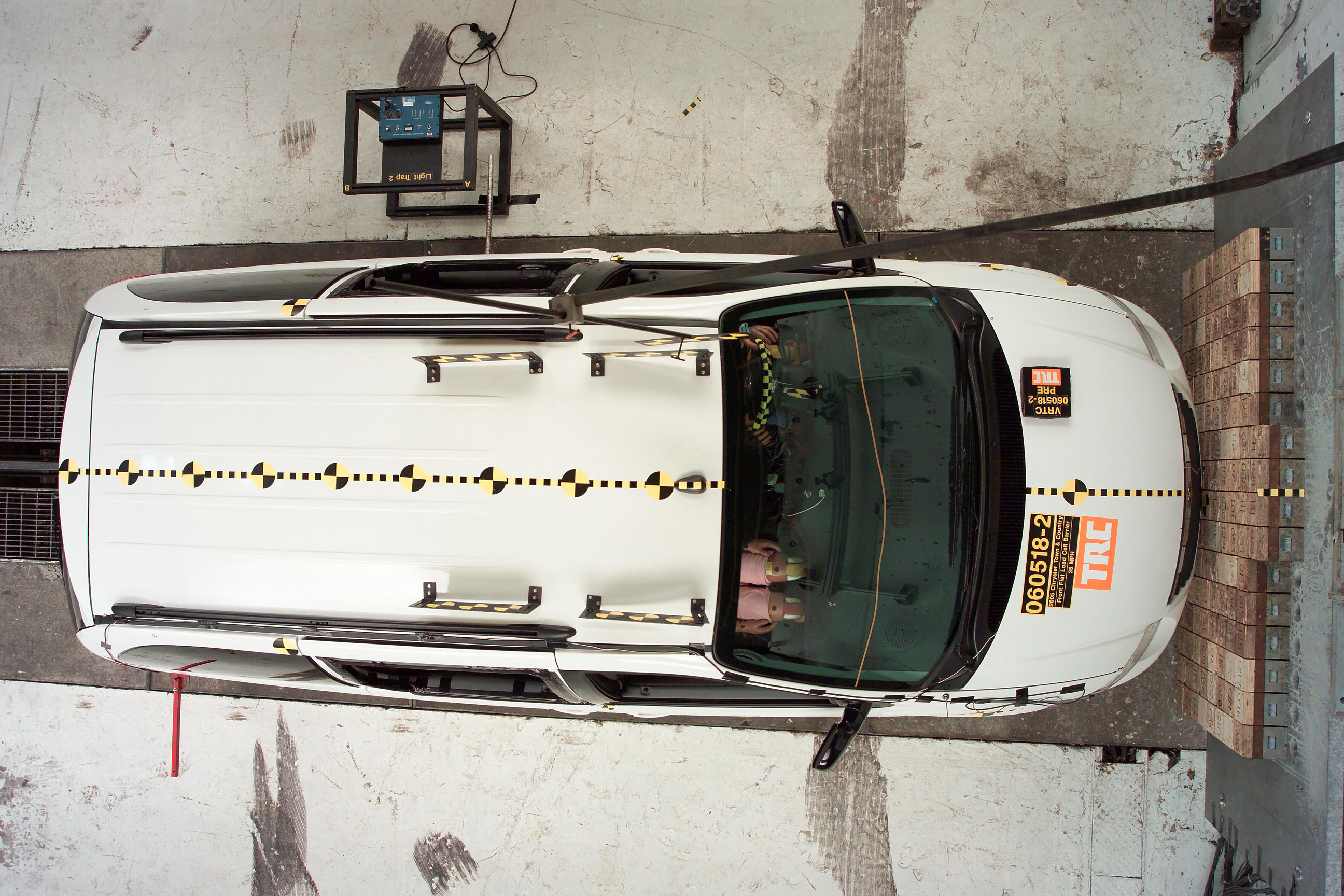 2005 CHRYSLER TOWN AND COUNTRY crash image