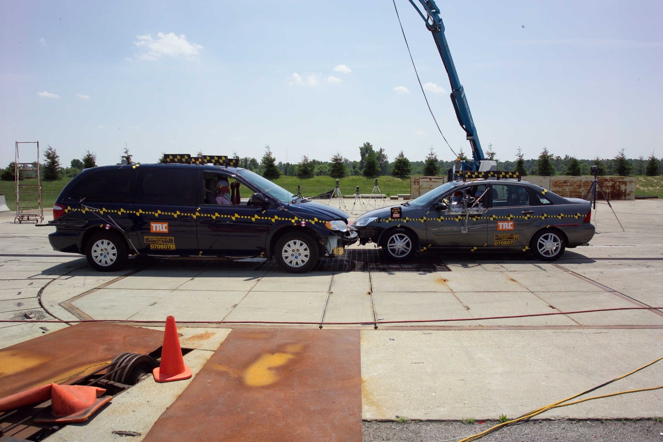 2005 CHRYSLER TOWN AND COUNTRY crash image