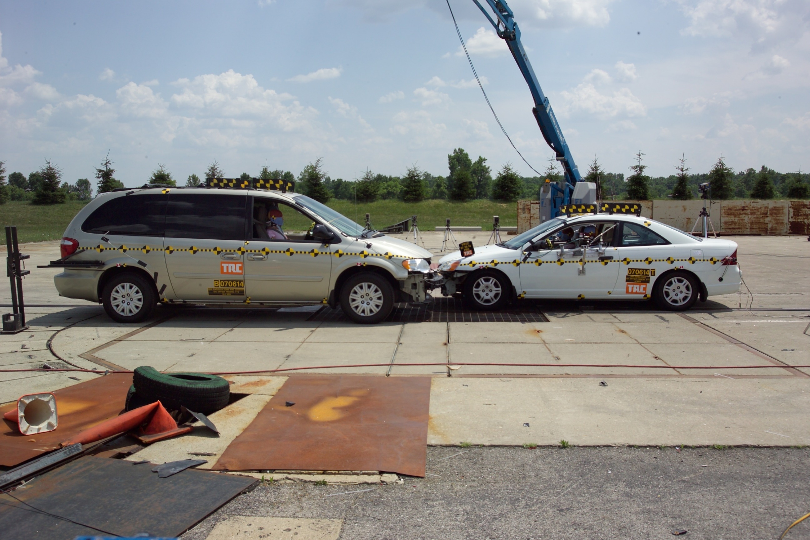 2005 CHRYSLER TOWN AND COUNTRY crash image