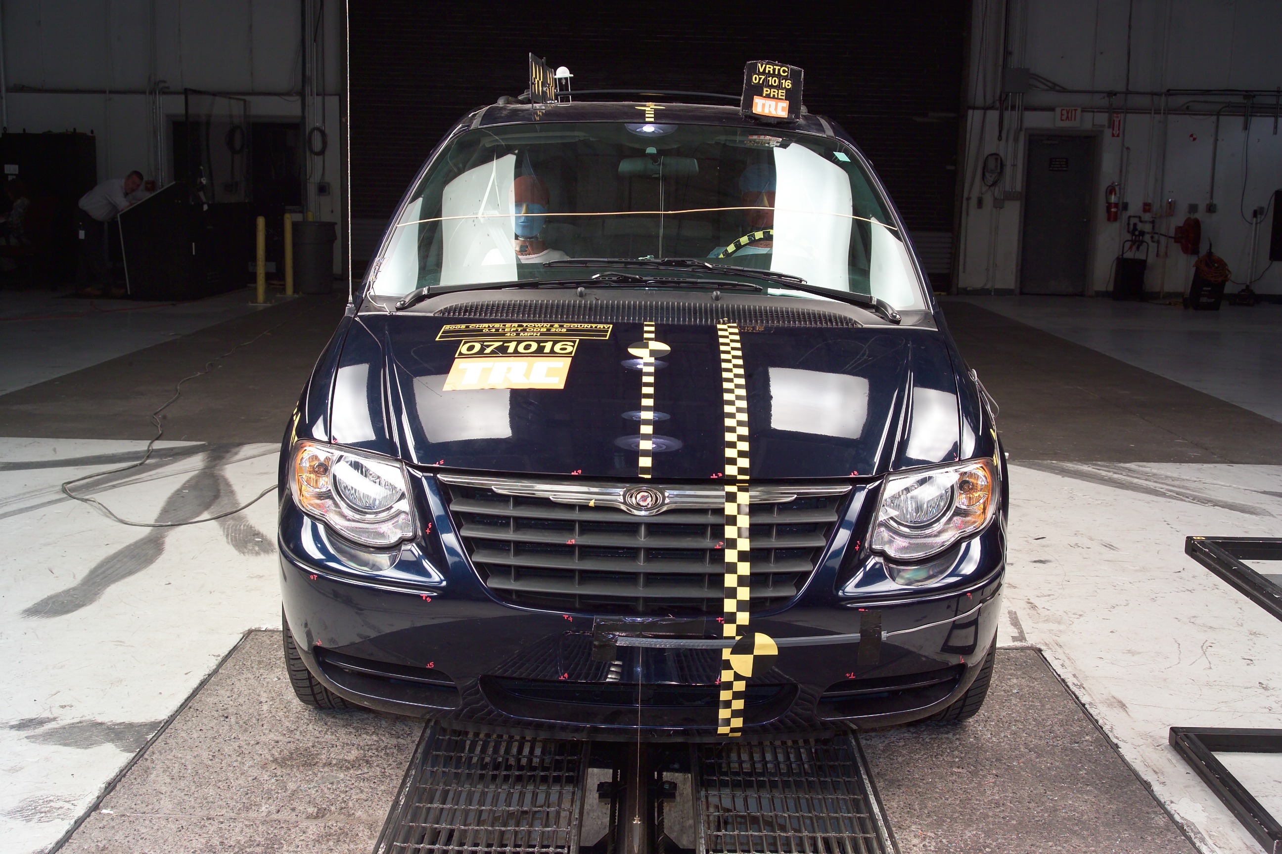 2005 CHRYSLER TOWN AND COUNTRY crash image