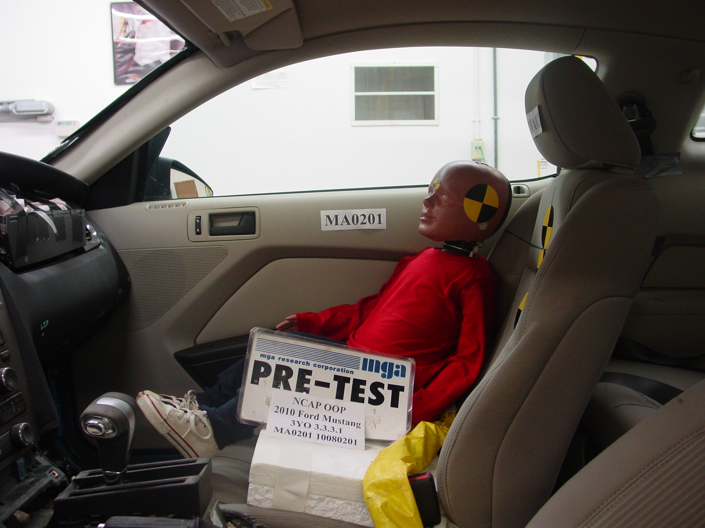 2010 FORD MUSTANG crash-test photo