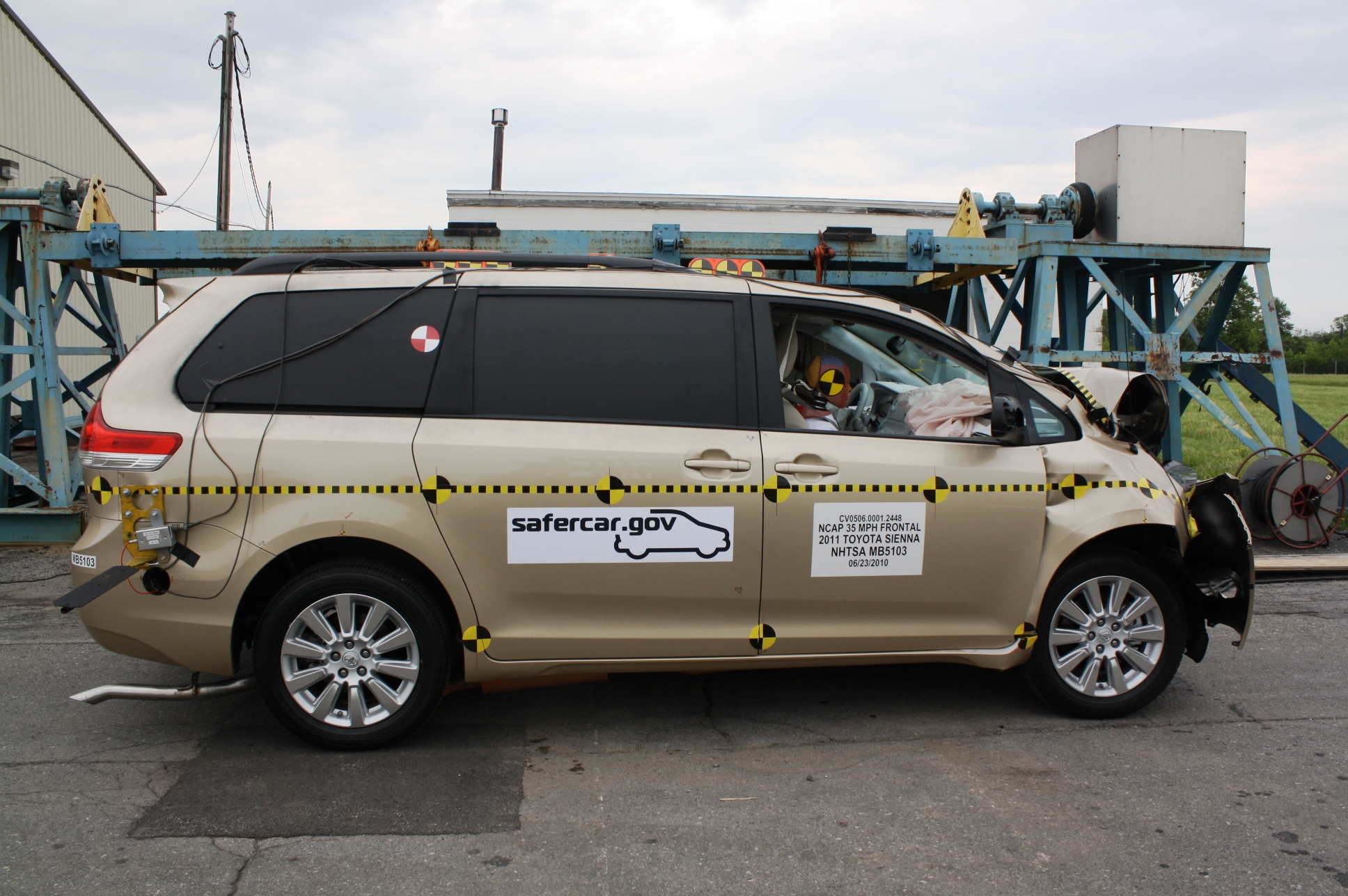 2011 TOYOTA SIENNA crash image