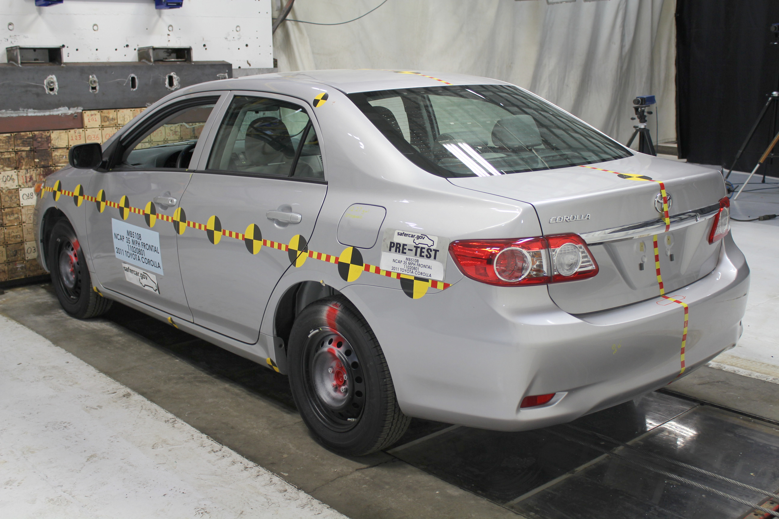 2011 TOYOTA COROLLA crash image 17