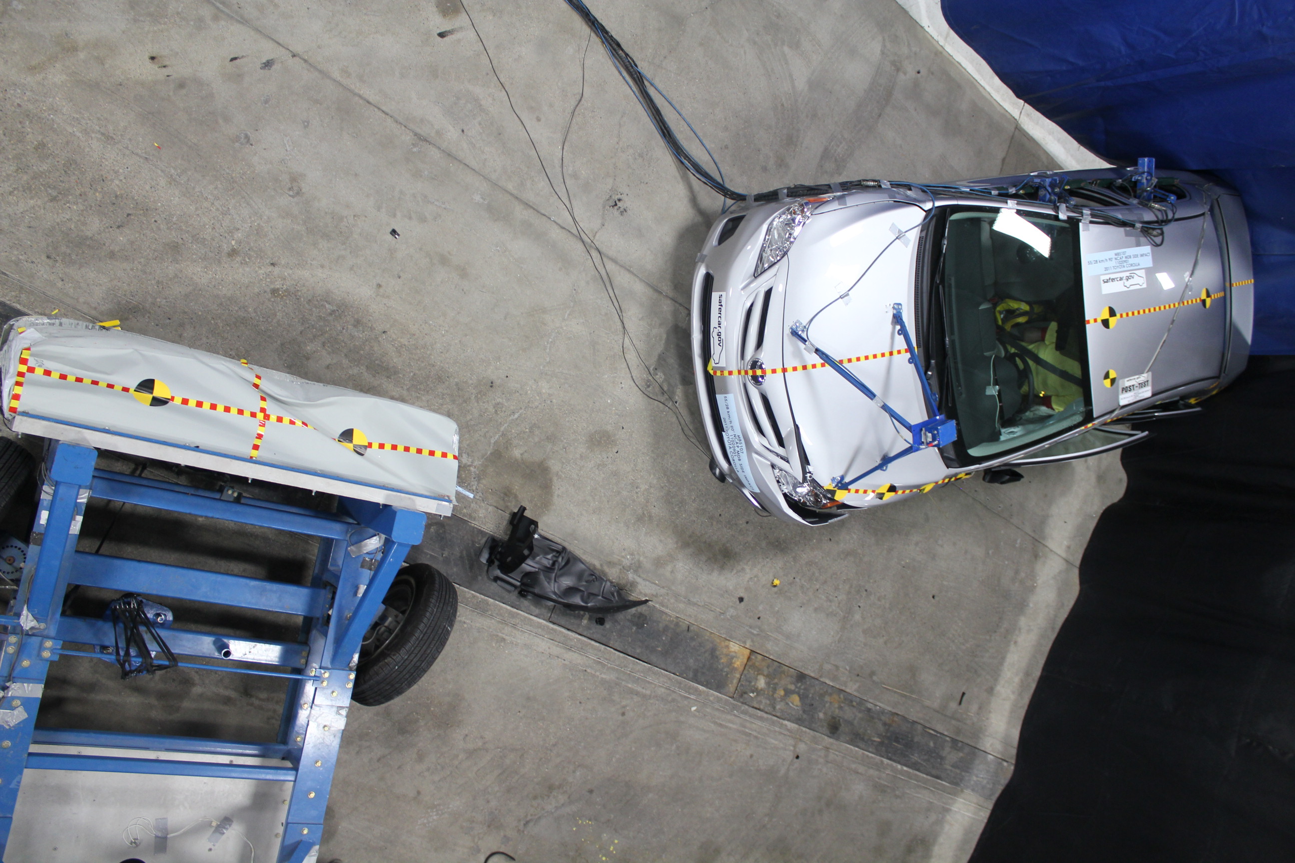 2011 TOYOTA COROLLA crash image 17