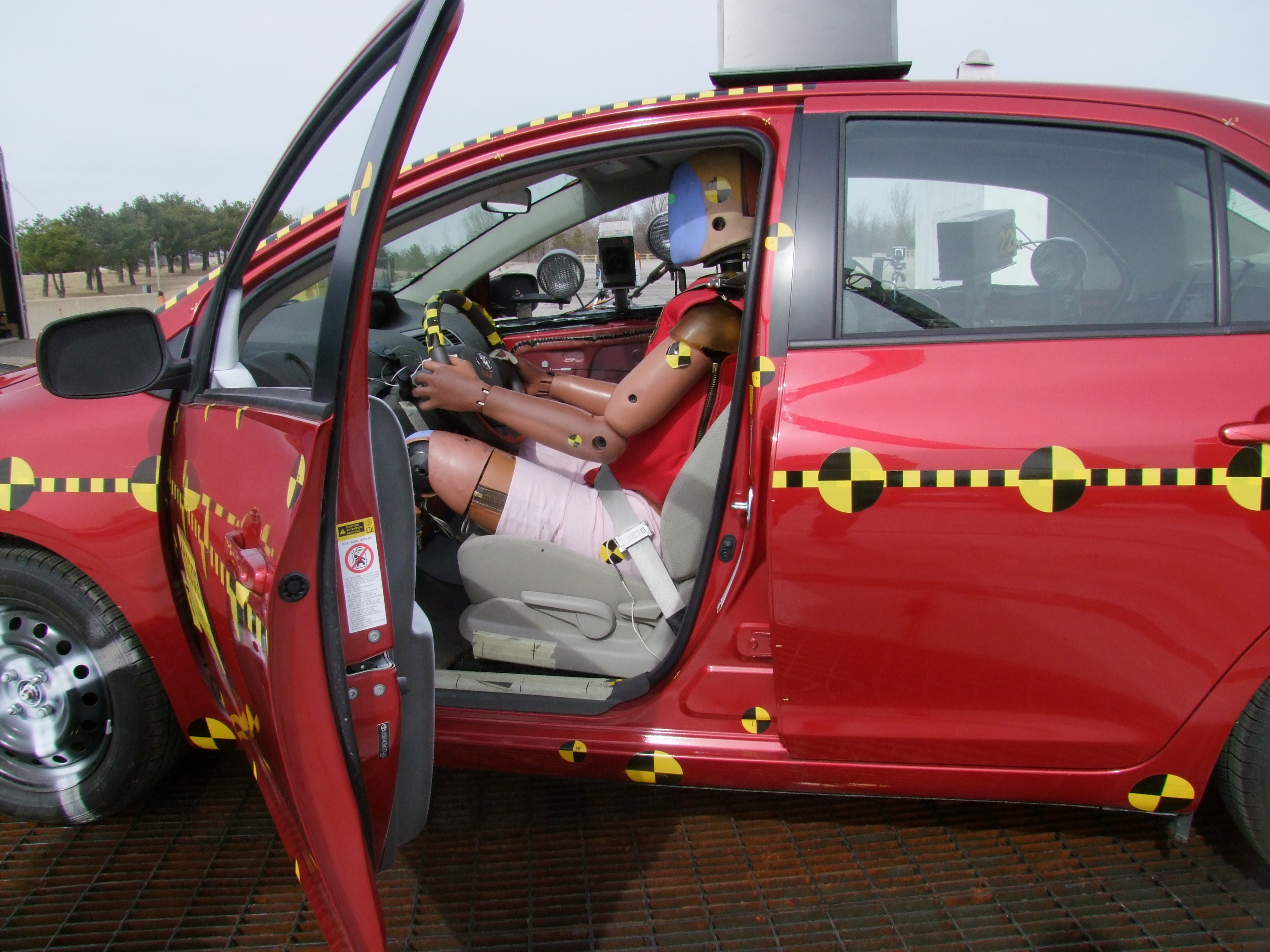 2010 TOYOTA YARIS crash image 17