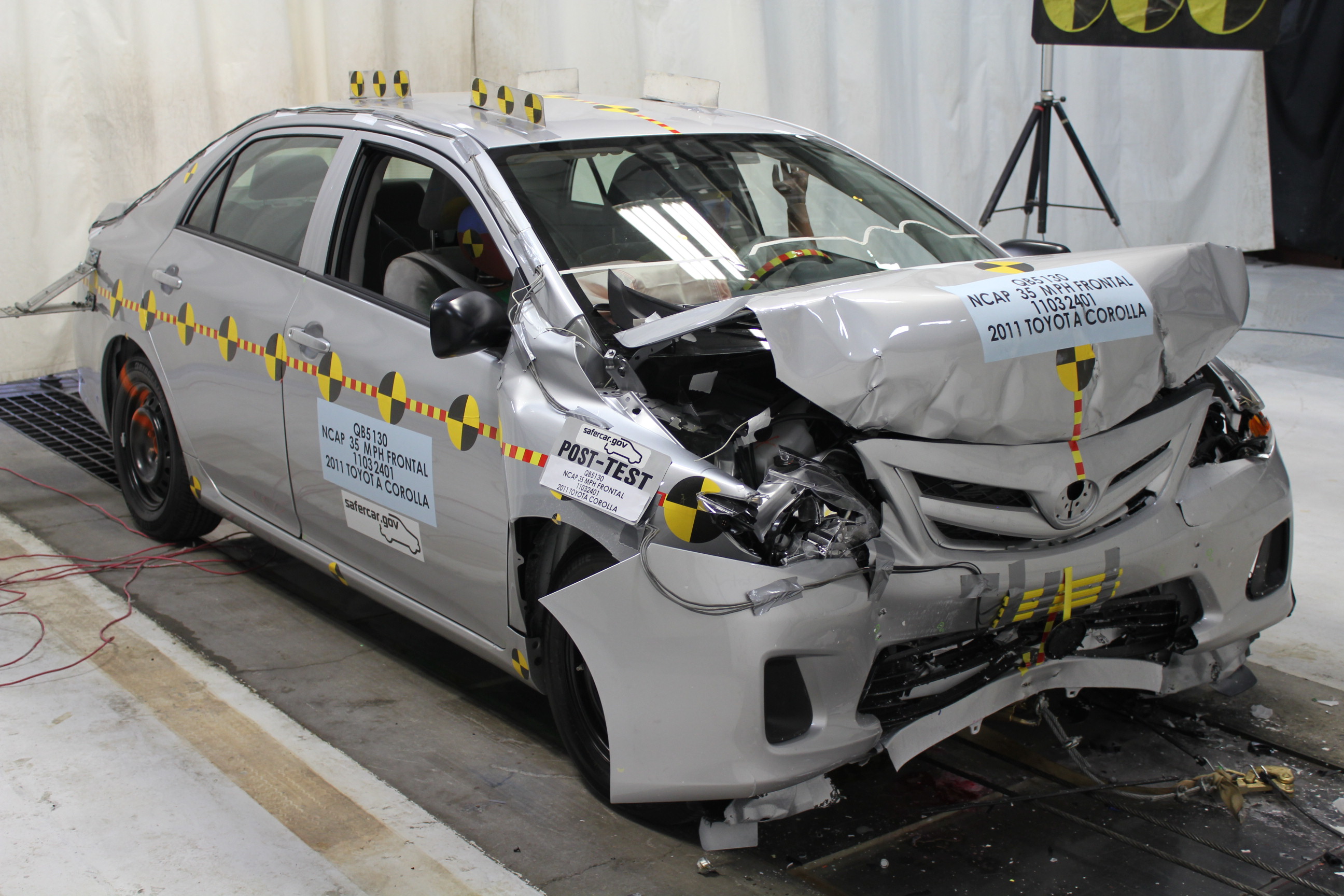 2011 TOYOTA COROLLA crash image 16