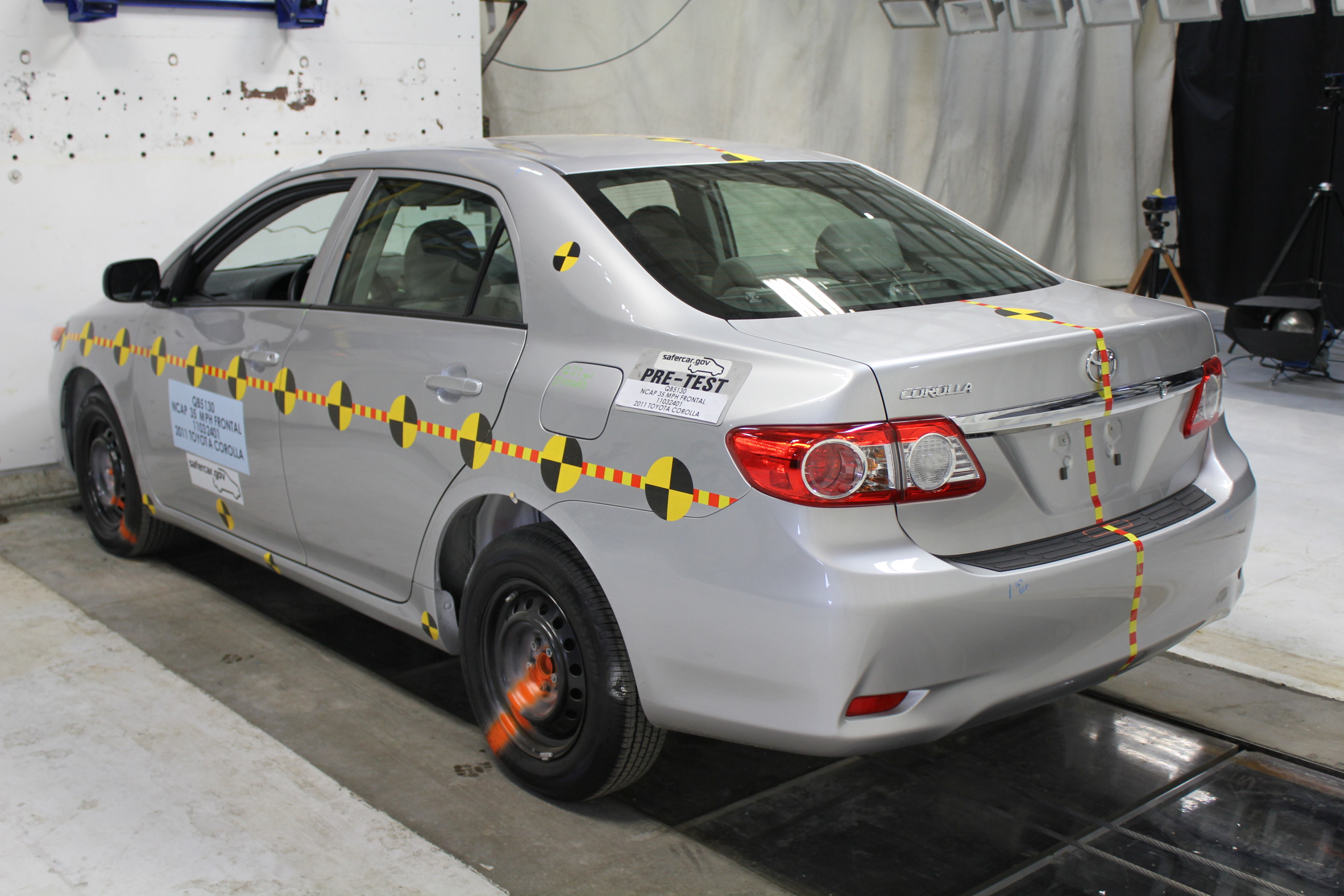 2011 TOYOTA COROLLA crash image 17