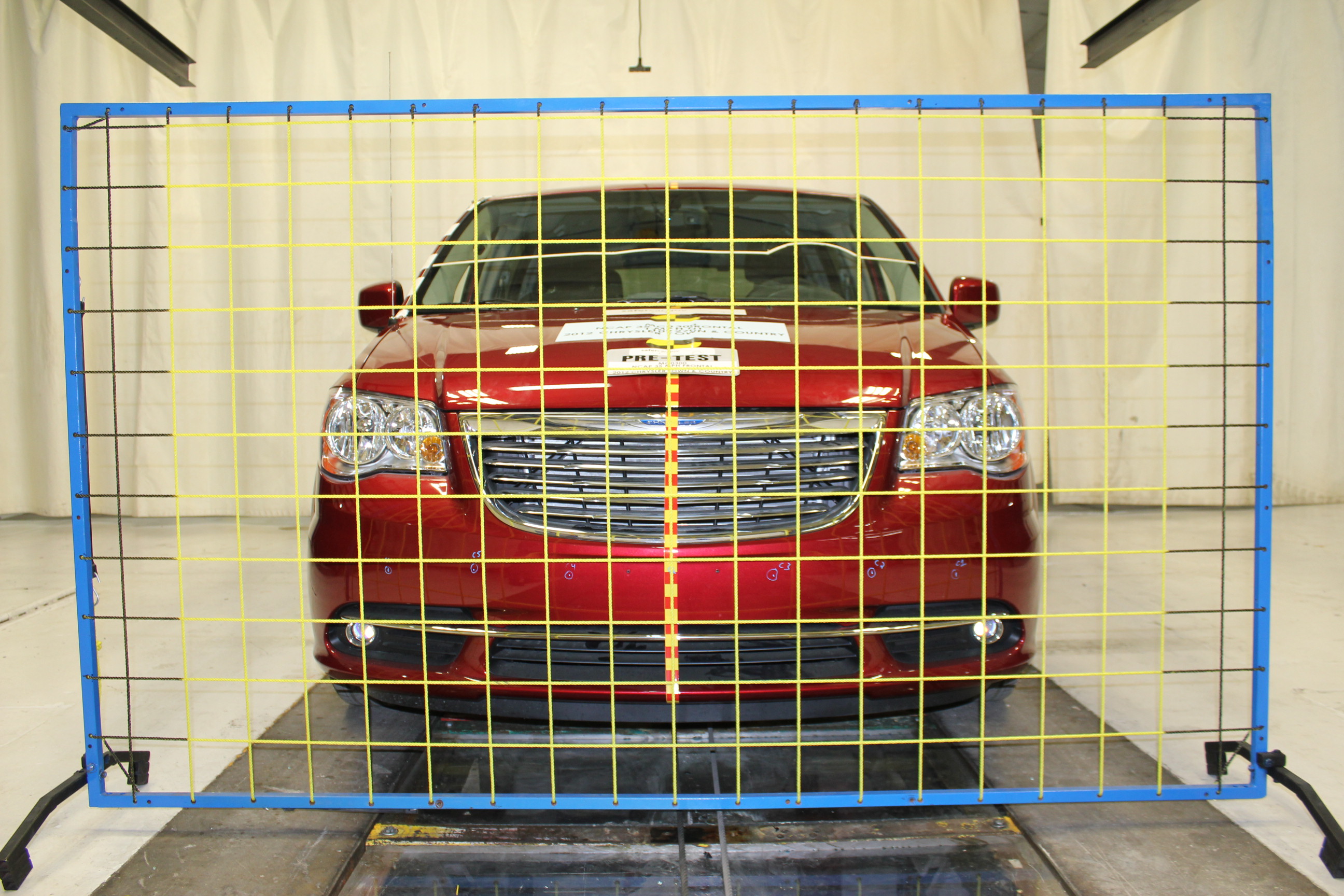 2012 CHRYSLER TOWN AND COUNTRY crash-test photo