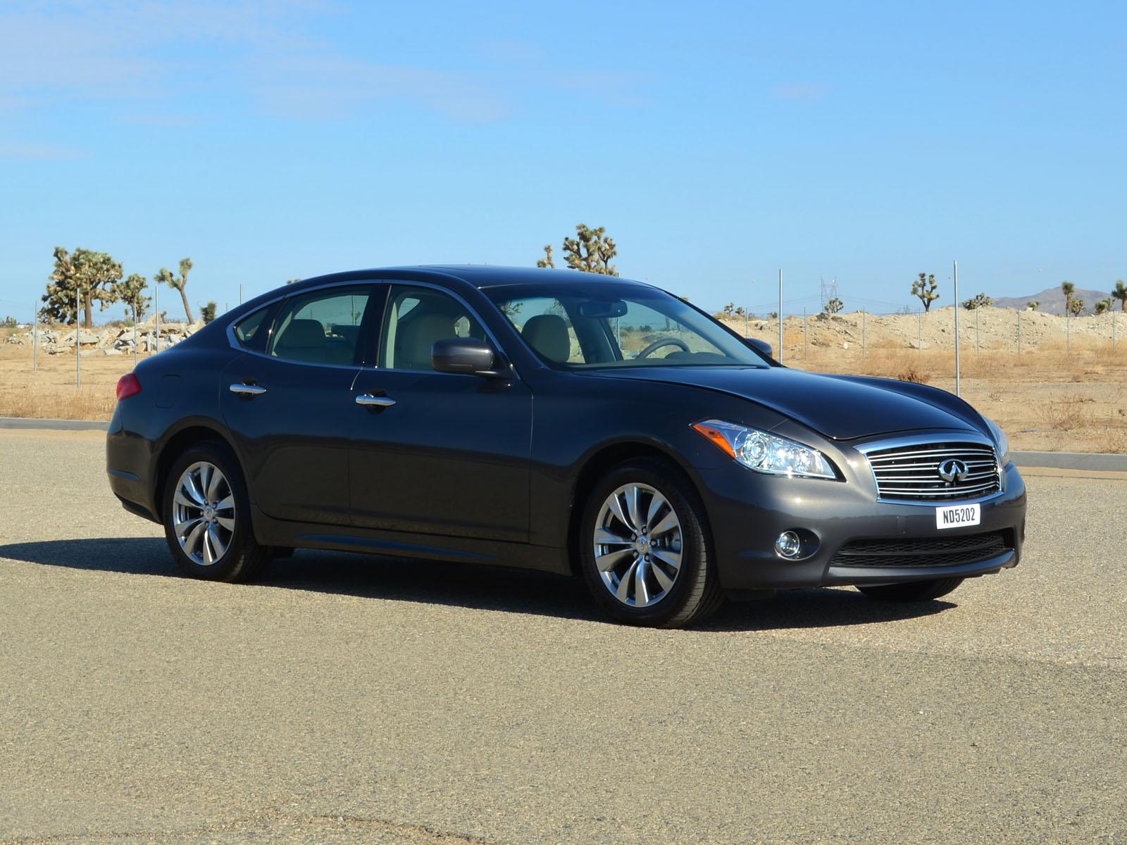 2013 INFINITI M37 crash-test photo