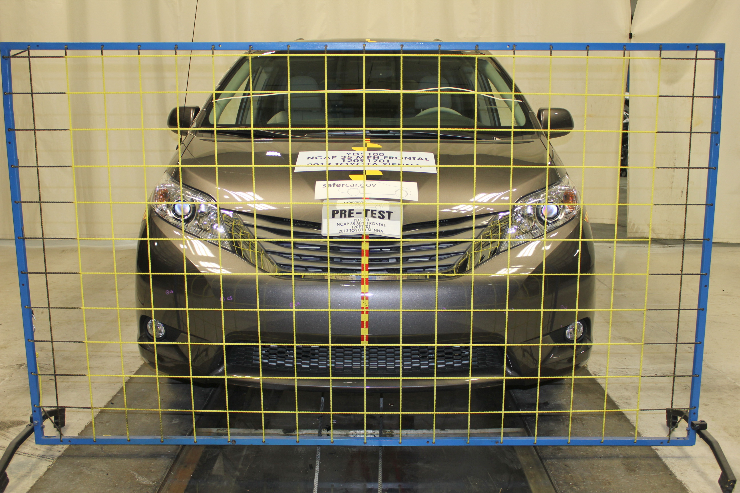 2013 TOYOTA SIENNA crash-test photo